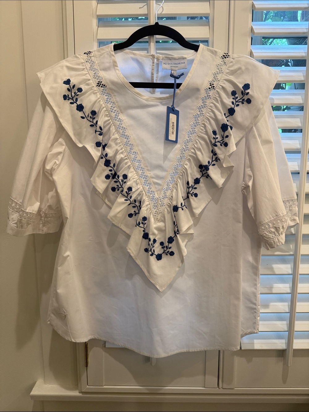 No Golondrina white and Blue Embroidered Ruffle V-Neck Top - White
